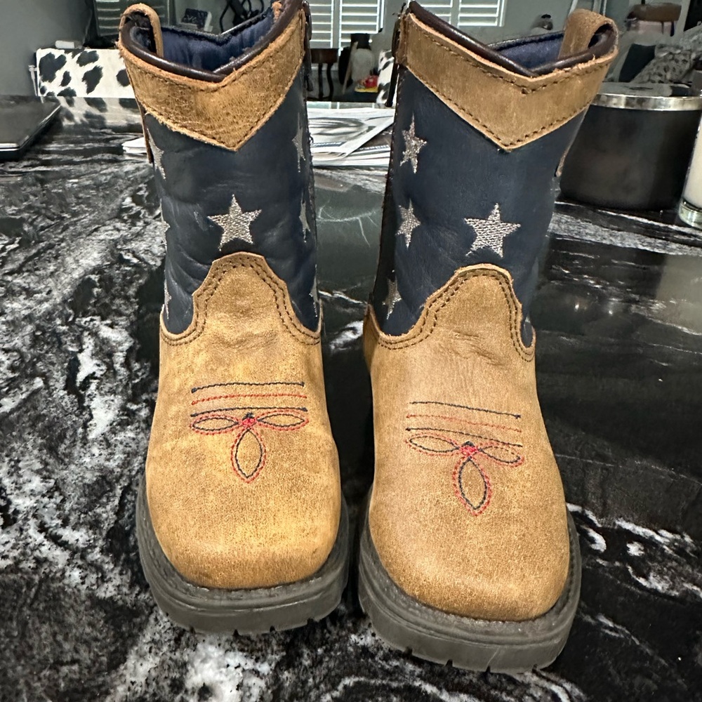 Toddler Western Boots with Flag Design, size 6